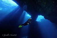 Croatia Diving: Divers enter Blue Hole